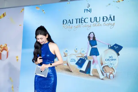 PNJ — Đại Tiệc Ưu Đãi · Ca sĩ Anh Tú — ảnh 15/53