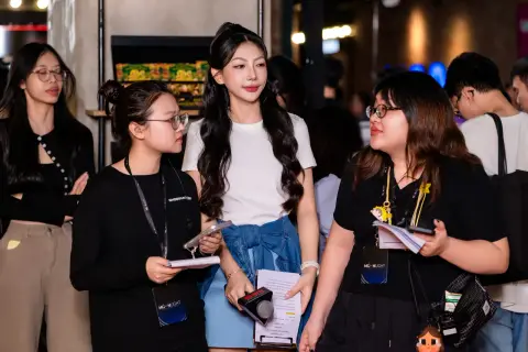 Premiere — Tàu Buôn Người — ảnh 2/44