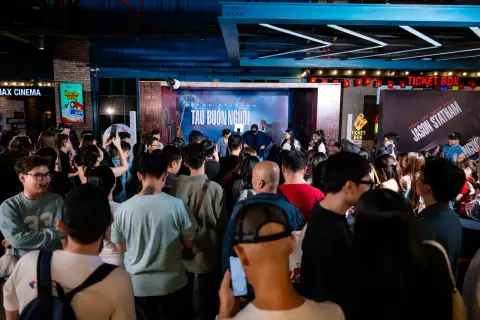 Premiere — Tàu Buôn Người — ảnh 27/44